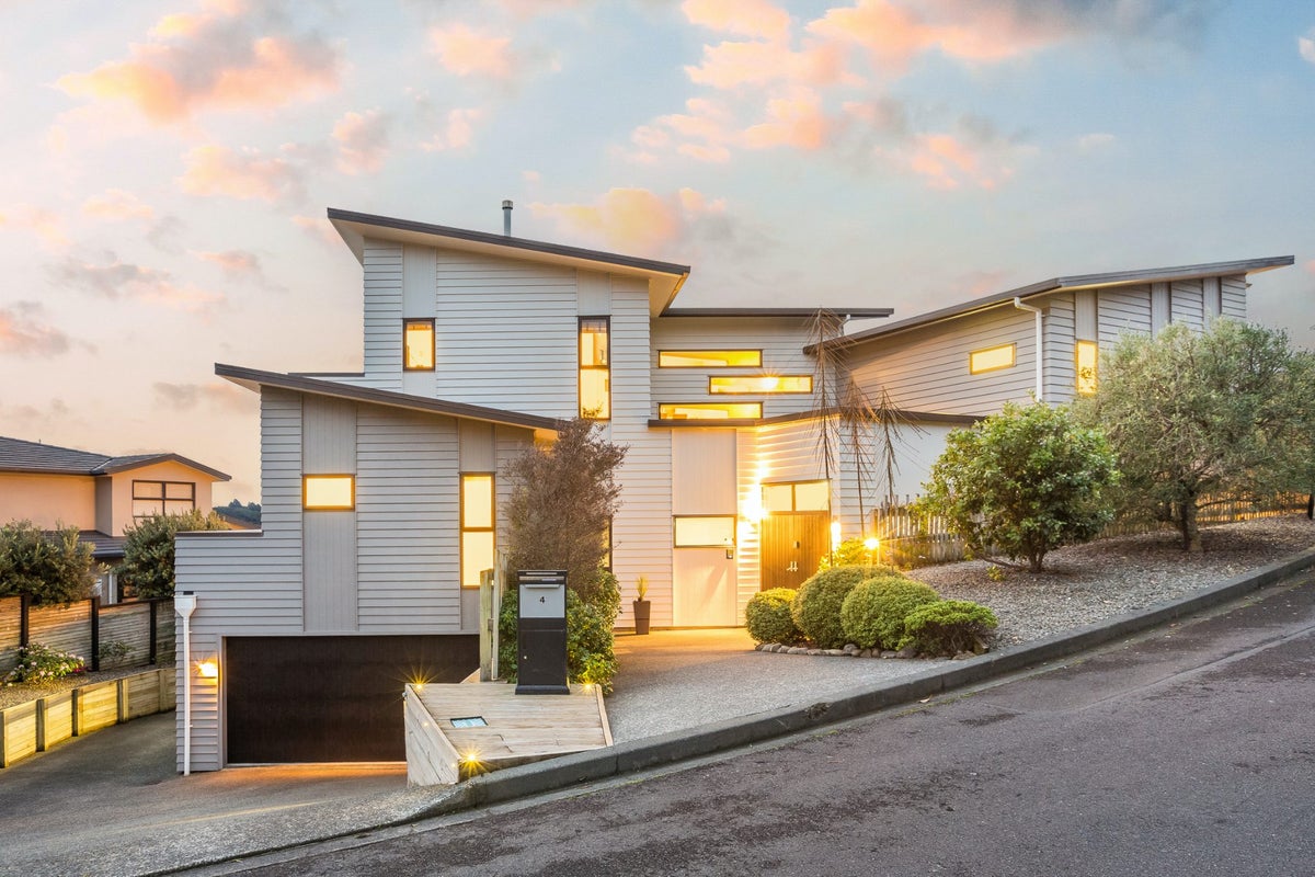 4 Helm Place, Whitby, Porirua - Carousel 1