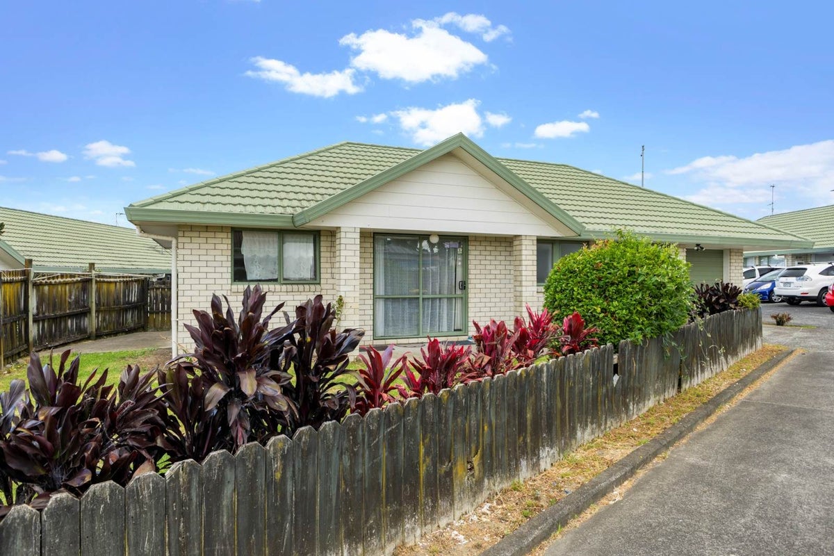 1/13 Solveig Place, Randwick Park, Auckland - Carousel 1