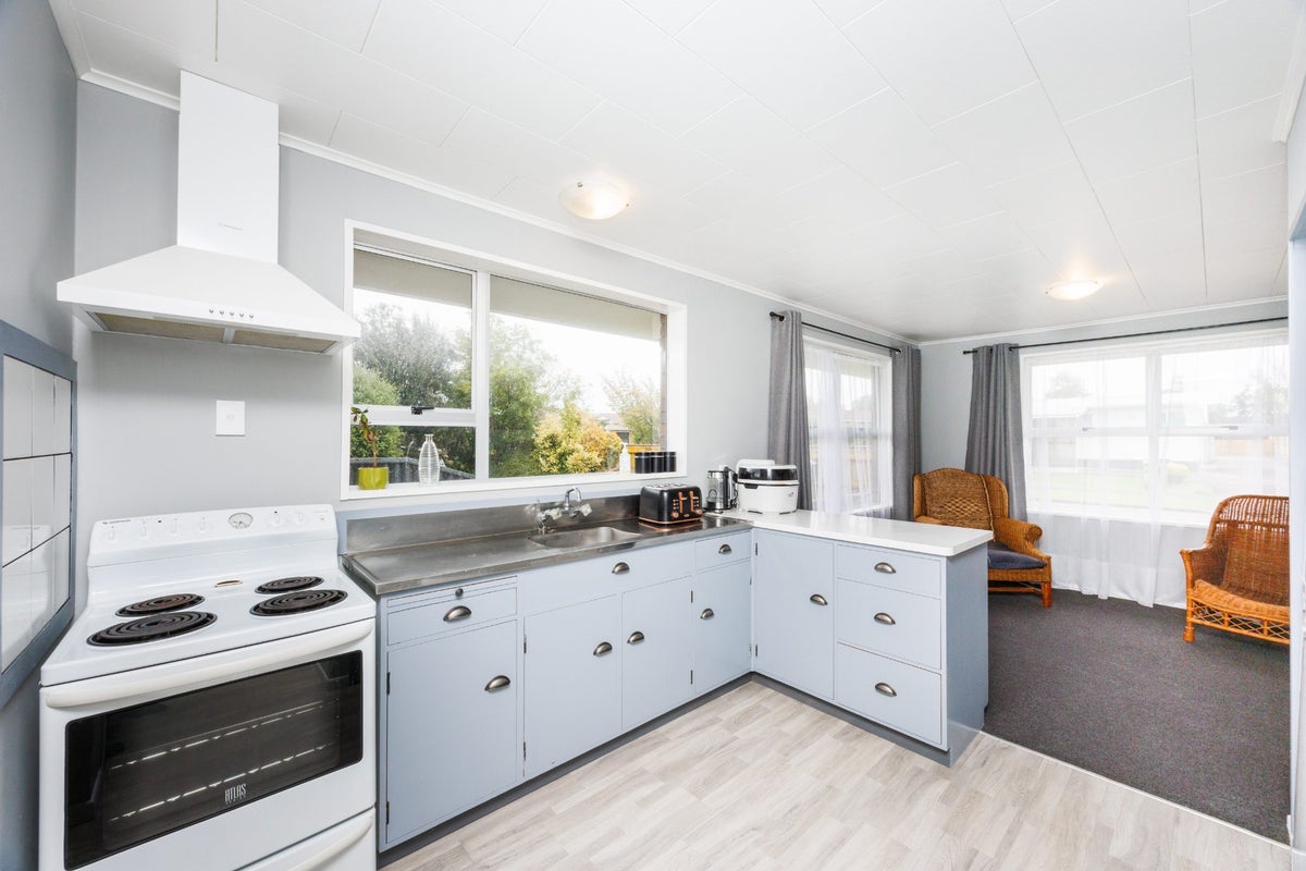 24 GERALDINE Crescent, Cloverlea, Palmerston North - Carousel 2