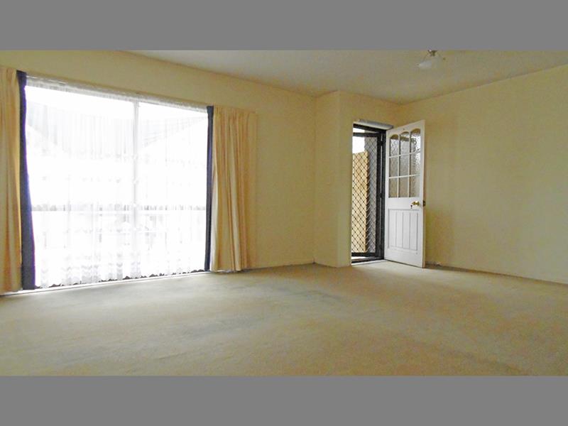 1/12 Malloy Place, Eastern Beach, Auckland - Carousel 1