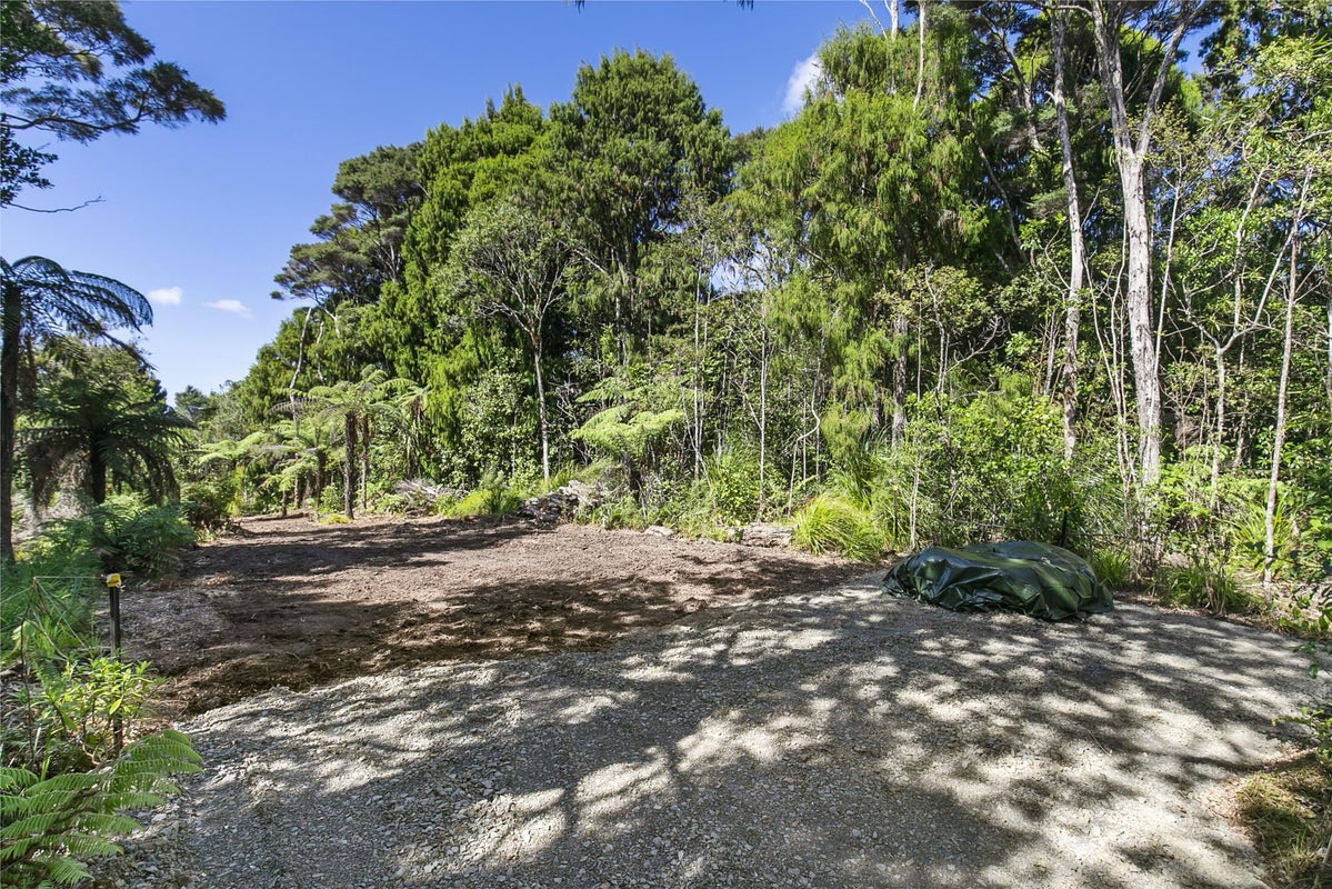 747 Scenic Drive, Henderson Valley, Auckland - Carousel 1