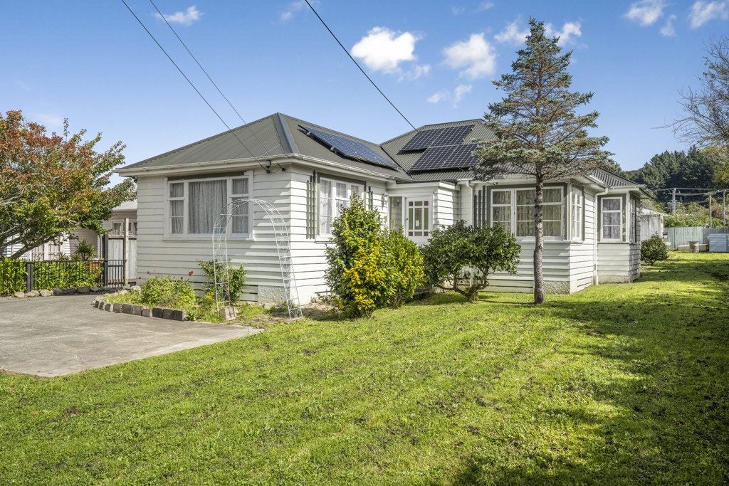 76 Main Road, Wainuiomata, Lower Hutt - Carousel 1