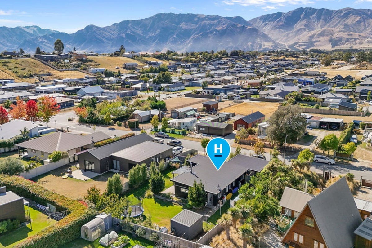 8 Bell Street, Wanaka - Carousel 1