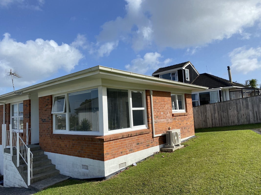 2/23 Dallinghoe Crescent, Milford, Auckland - Carousel 1