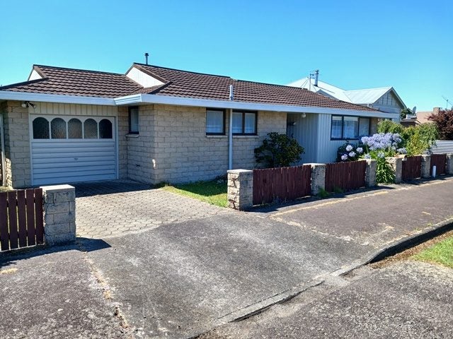 1 Douglas Street, West End, Palmerston North - Carousel 1
