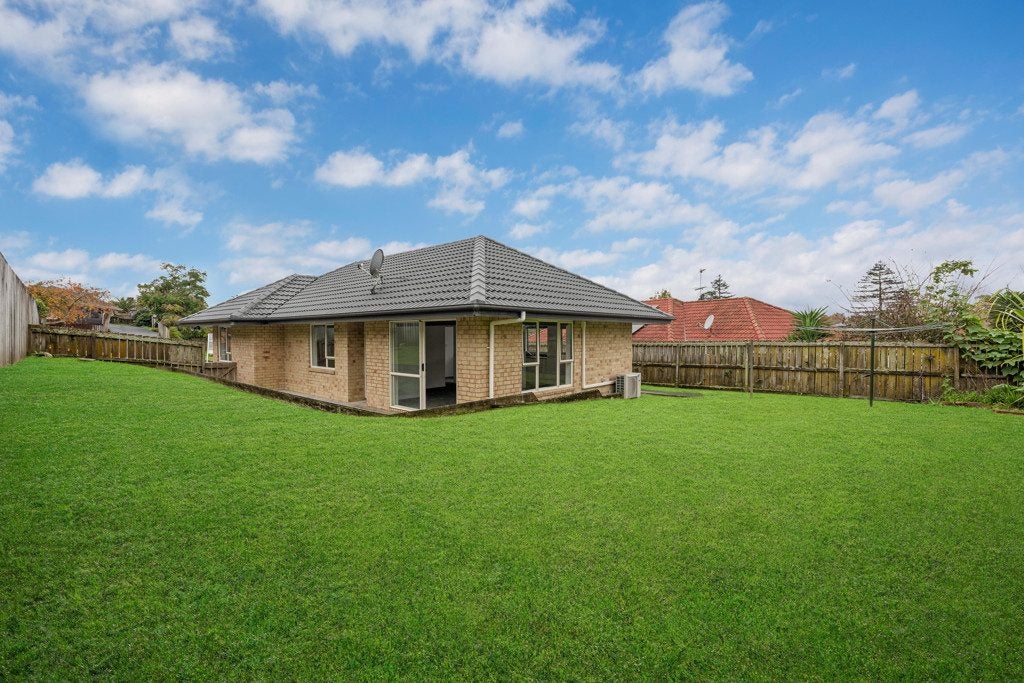 17 Cretian Crescent, Henderson, Auckland - Carousel 2