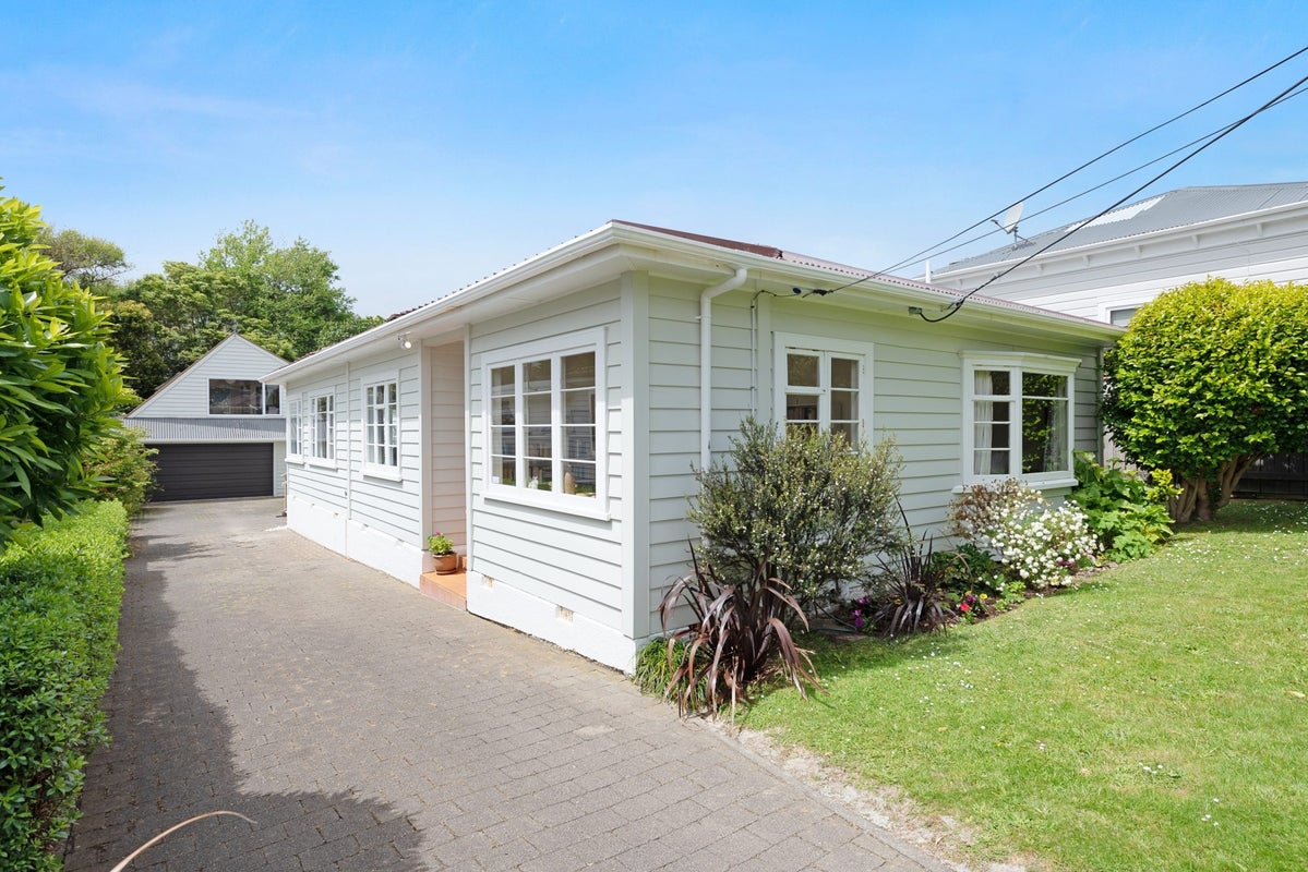 23 Ngatoto Street, Khandallah, Wellington - Carousel 1