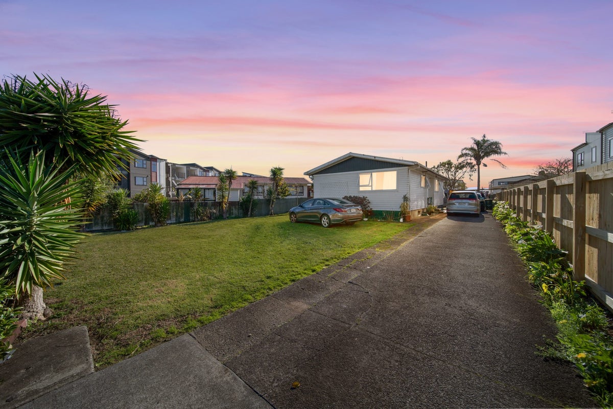 22 Watchfield Close, Mangere, Auckland - Carousel 2