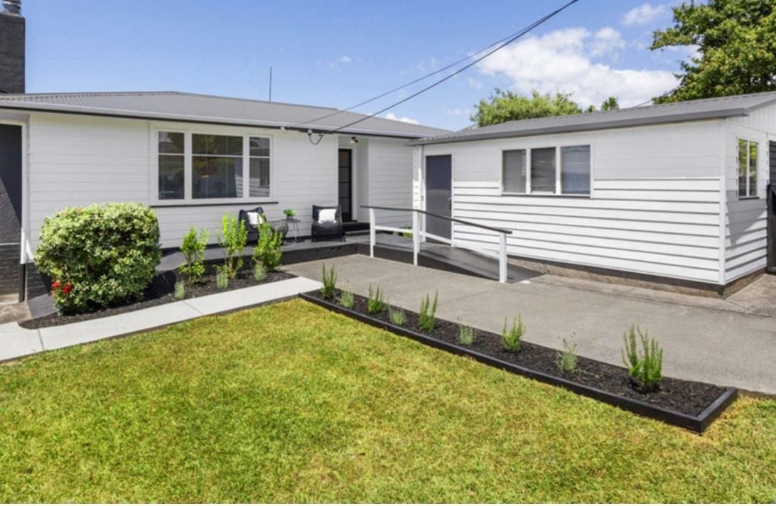 32 Neil Avenue, Te Atatu Peninsula, Auckland - Carousel 1