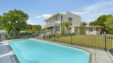 131 Lake Crescent, Hamilton Lake, Hamilton - Carousel 1