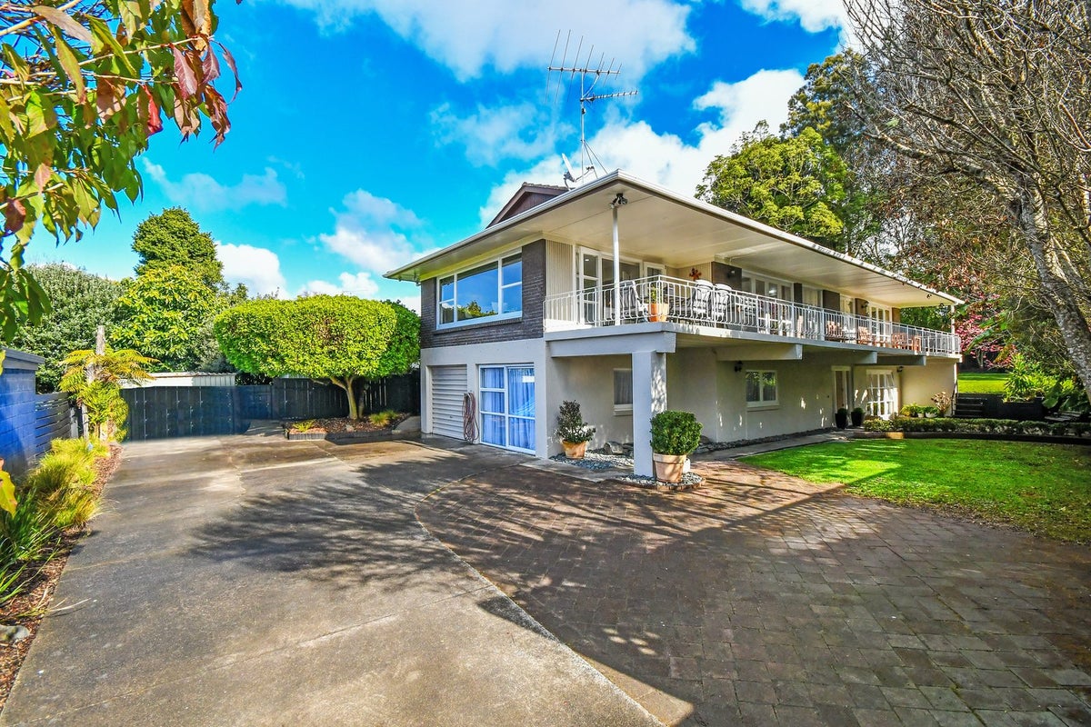 10 Kavanagh Place, Opaheke, Papakura - Carousel 1