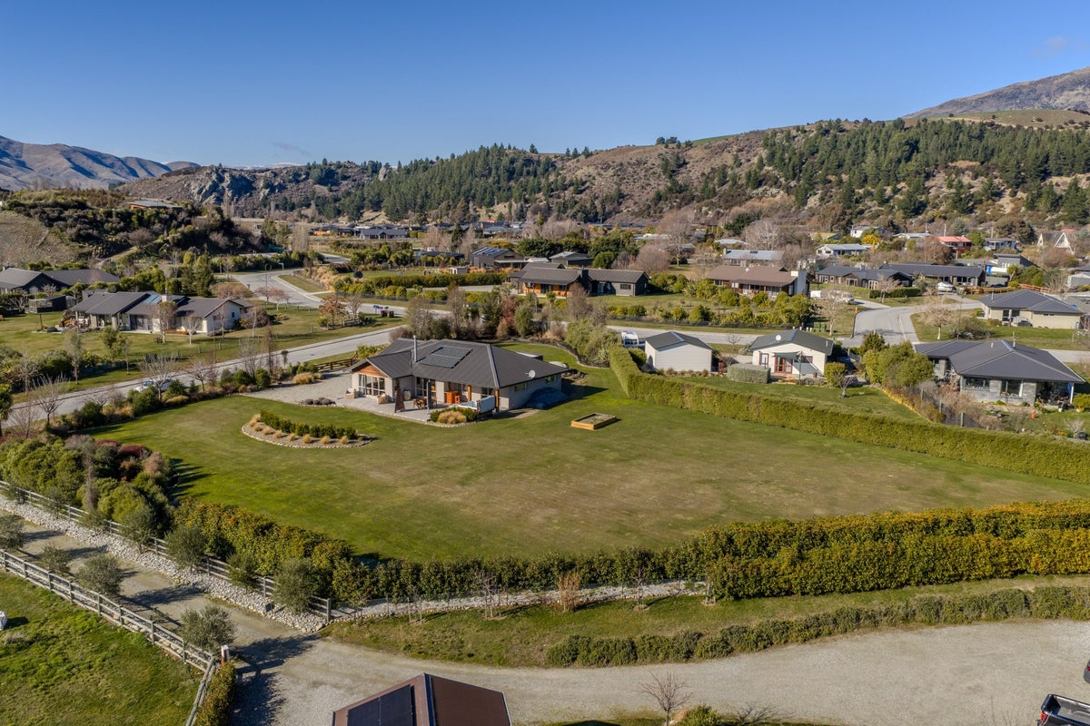 1 Harris Place, Luggate, Wanaka - Carousel 25