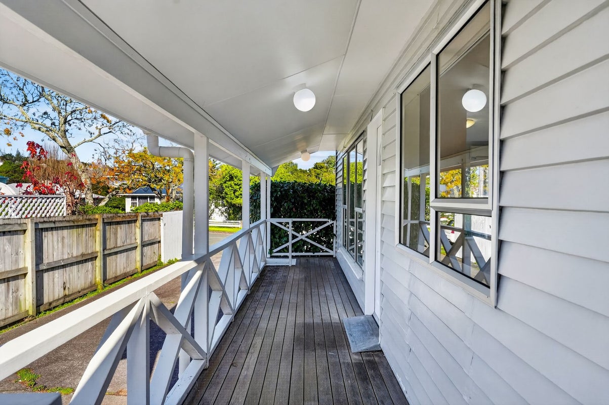 31 Peach Road, Glenfield, Auckland - Carousel 1