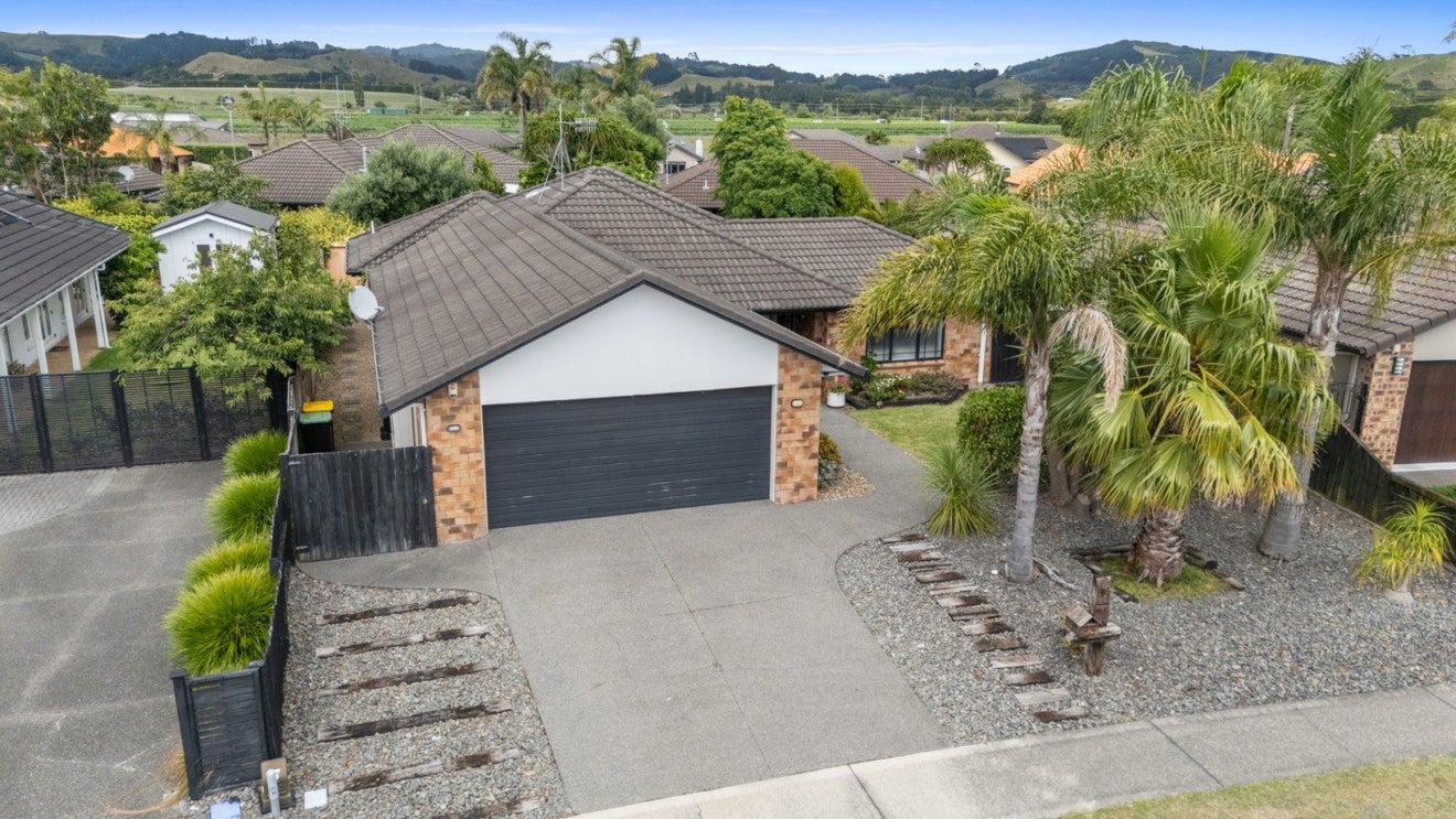 46 Oriental Parade, Papamoa Beach, Papamoa - Carousel 1