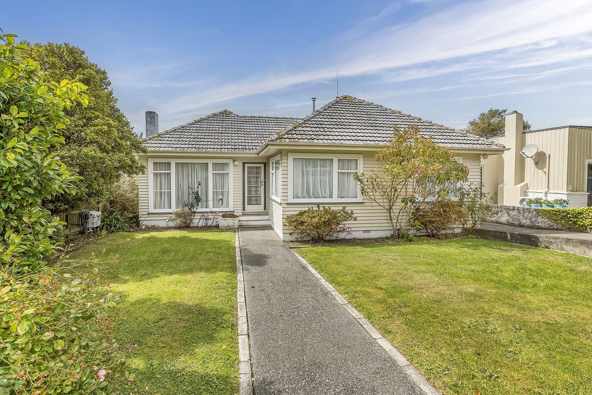112 Main Road, Tawa, Wellington - Carousel 1