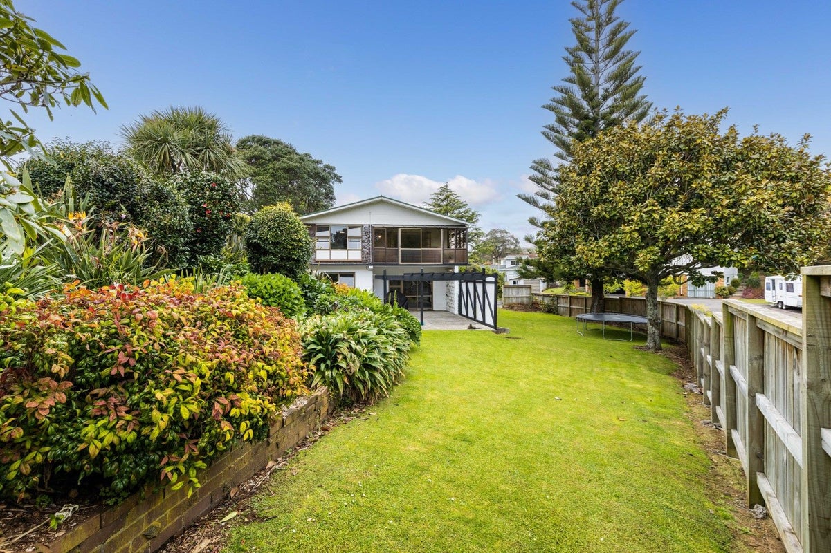 10 Nevada Drive, Merrilands, New Plymouth - Carousel 1