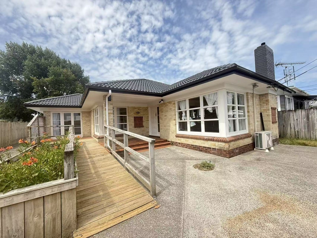 2/11 Church Road, Mangere Bridge, Auckland - Carousel 1