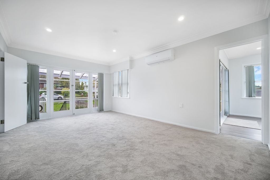 16 Sylvan Crescent, Te Atatu South, Auckland - Carousel 2