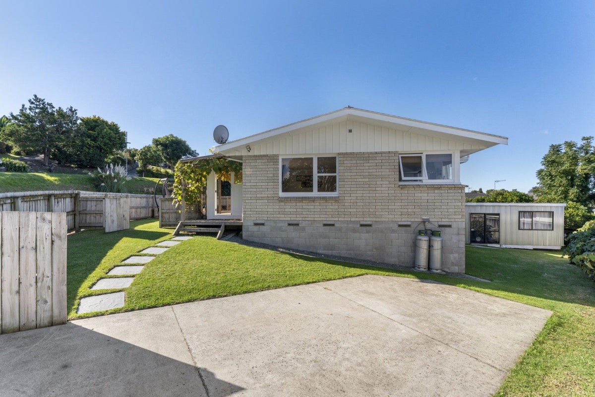 1 Highfield Crescent, Brookfield, Tauranga - Carousel 1