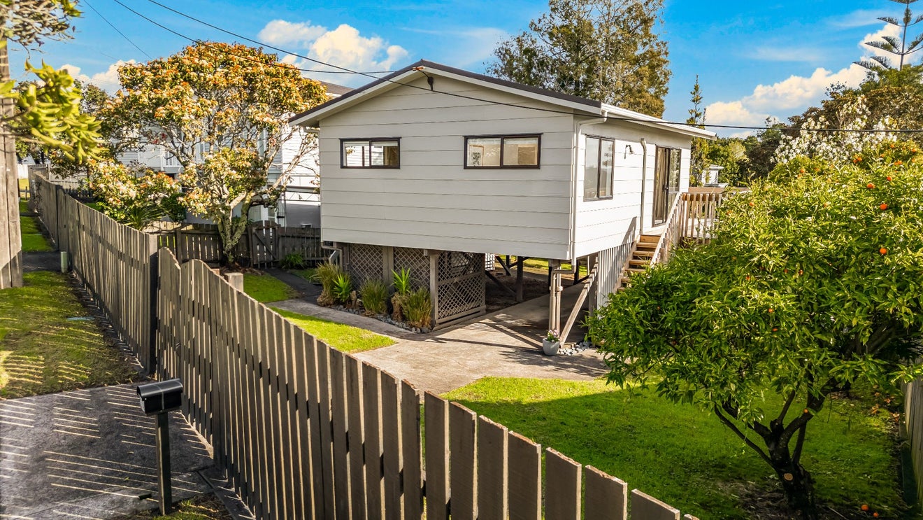 2A Gazelle Ave, Beach Haven, Auckland - Carousel 1