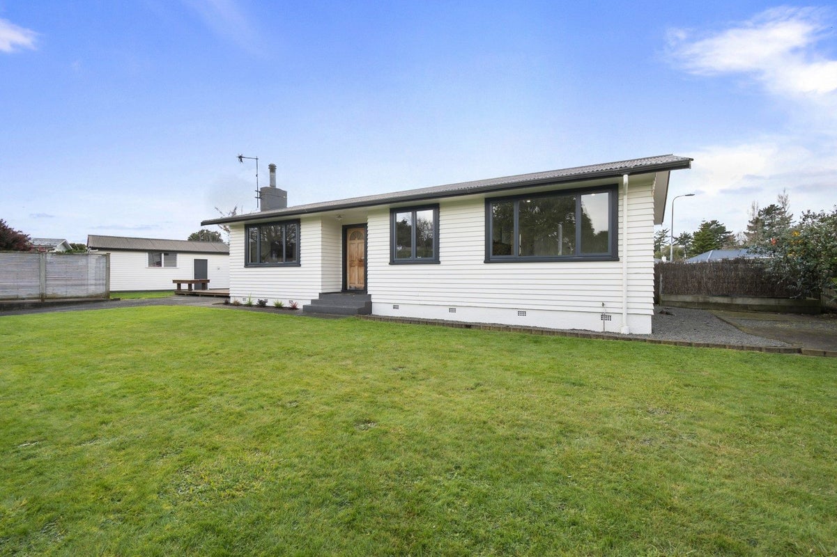 2 Croxley Place, Terrace End, Palmerston North - Carousel 1
