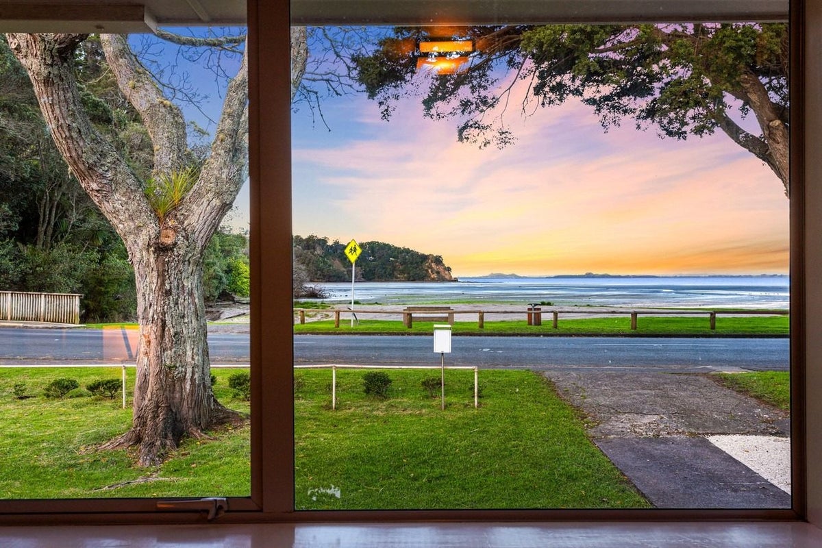 3 Sandys Parade, Laingholm, Auckland - Carousel 12