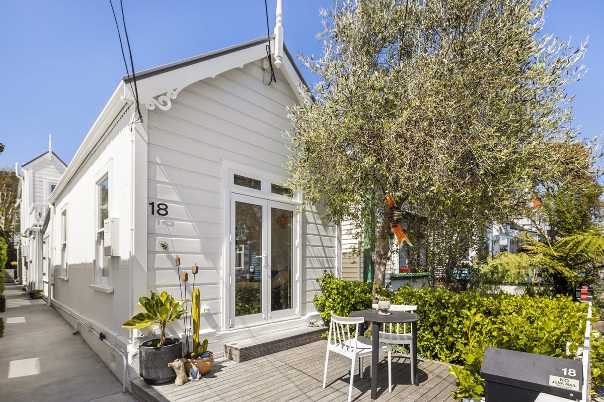 18 Moir Street, Mount Victoria, Wellington - Carousel 1