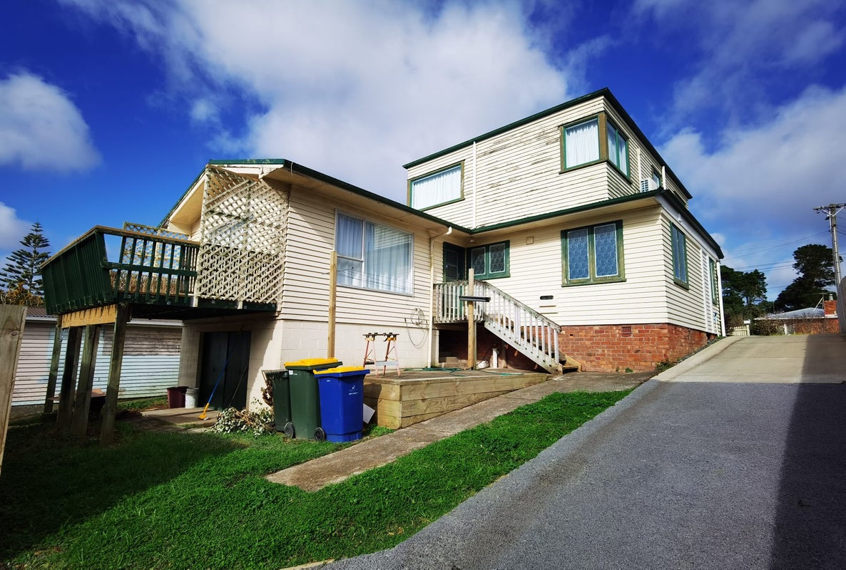 14 Cron Avenue, Te Atatu South, Auckland - Carousel 2
