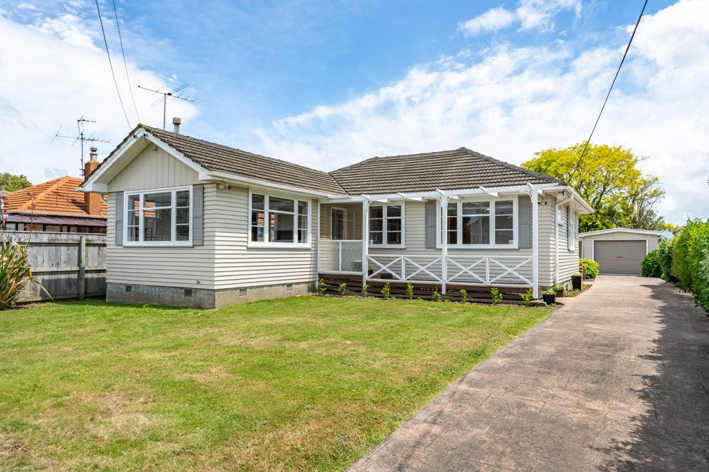 13 Hildreth Street, Trentham, Upper Hutt - Carousel 1