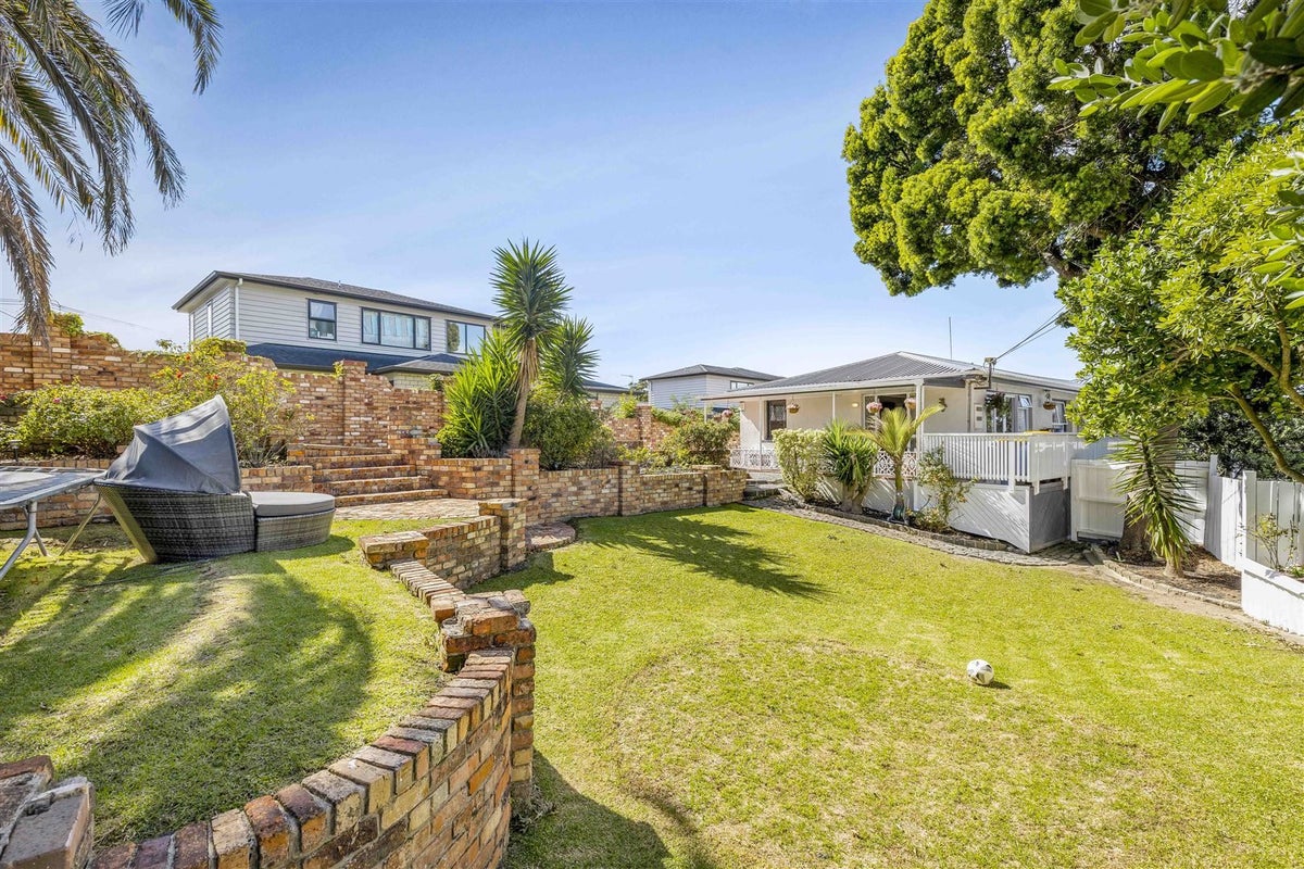 35 Nikau Street, New Lynn, Auckland - Carousel 1