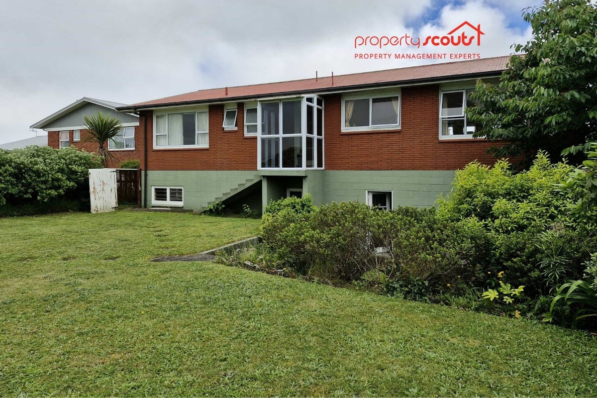 13 Longview Drive, Merrilands, New Plymouth - Carousel 2