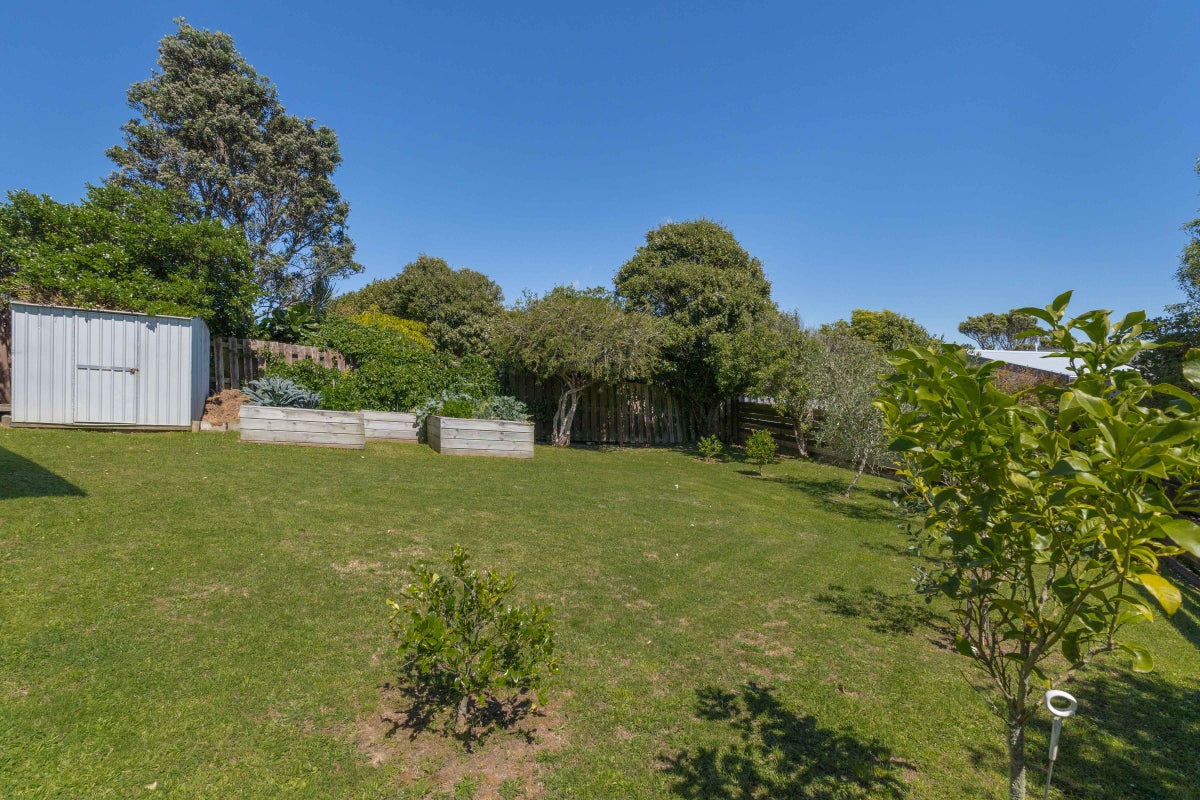 8 Bight Place, Whitby, Porirua - Carousel 2