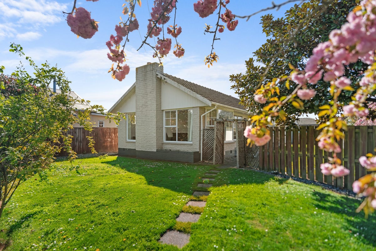 15 Prestons Road, Redwood, Christchurch - Carousel 1