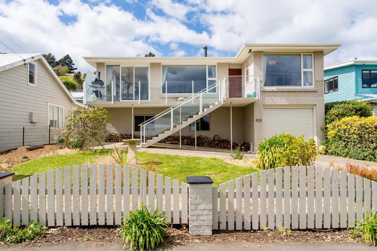 10A Wharfdale Street, Macandrew Bay, Dunedin - Carousel 1