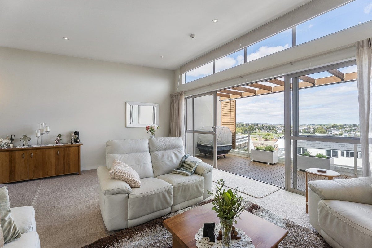 203/24 Wellington Street, Howick, Auckland - Carousel 1