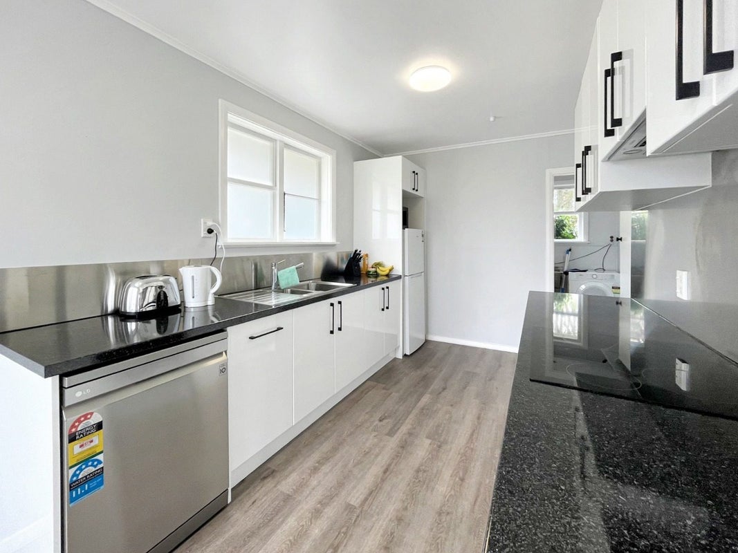 21 Cardiff Street, Awapuni, Palmerston North - Carousel 2