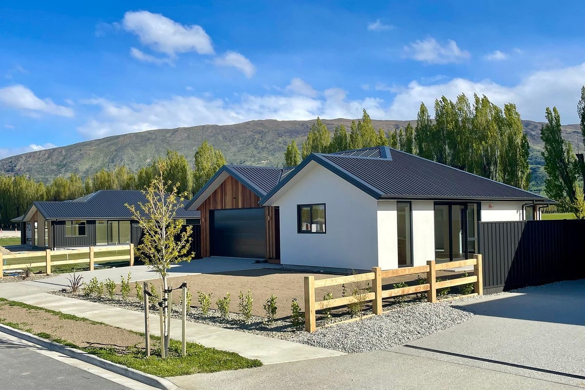 4 Applewood Place, WANAKA - Carousel 2