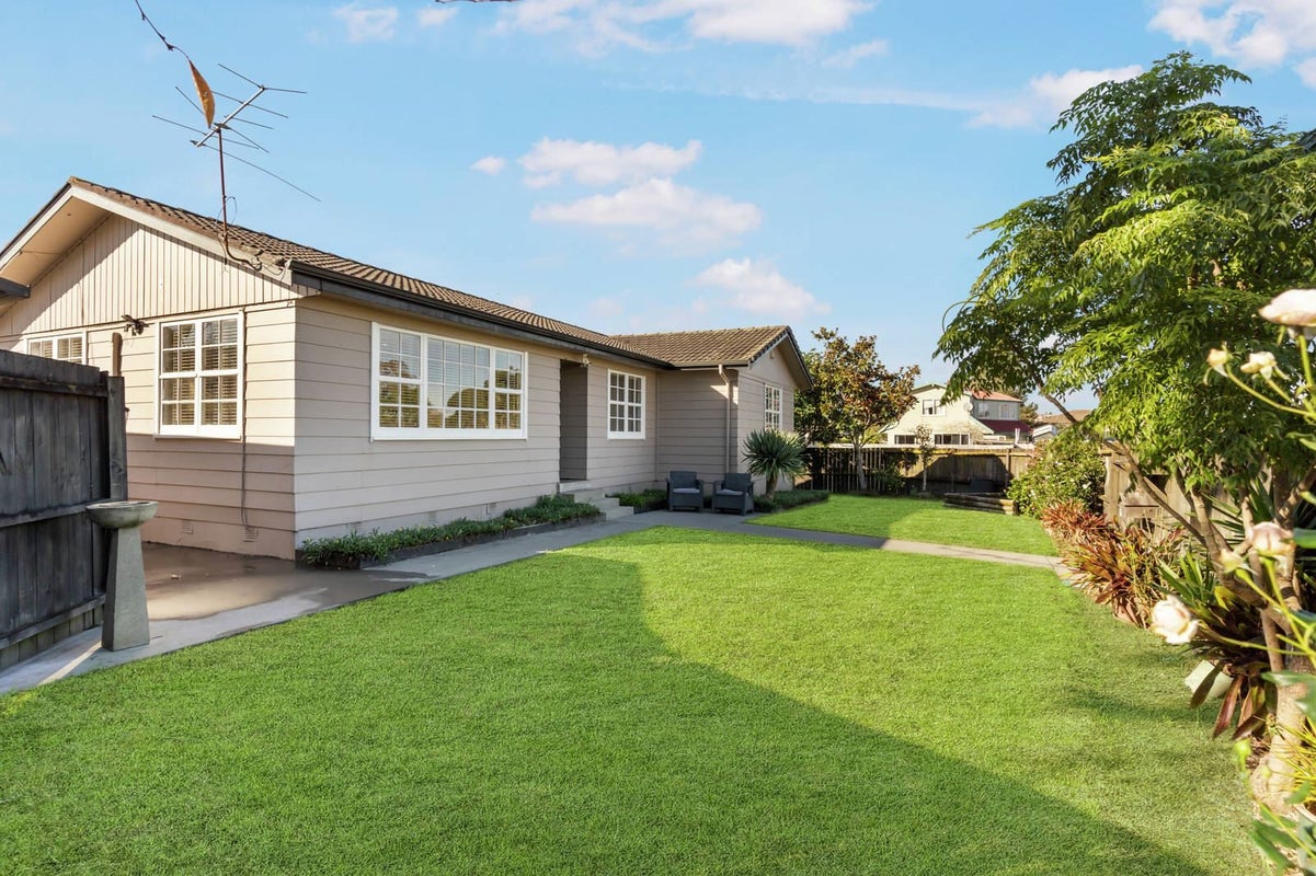 1 Fiesta Drive, Half Moon Bay, Auckland - Carousel 1