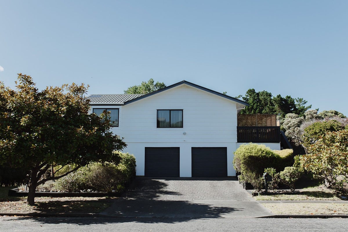 6 Gates Road, Waikanae Beach, Waikanae - Carousel 1