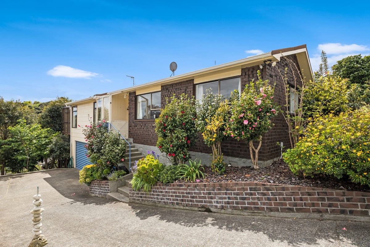 8 The Sounding, Whitby, Porirua - Carousel 1