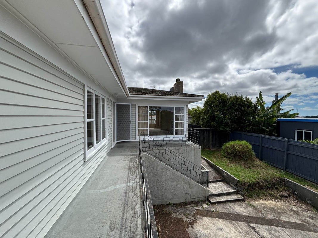 59 Cliff View Drive, Green Bay, Auckland - Carousel 16