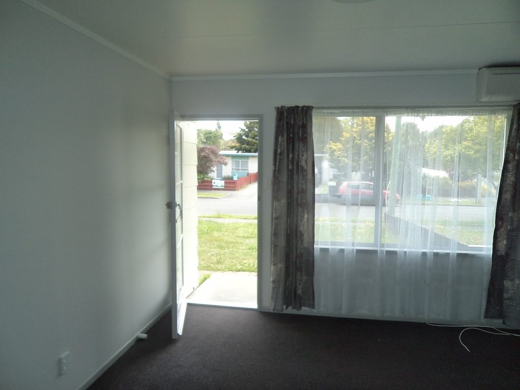 1/8 Holloway Place, Forest Lake, Hamilton - Carousel 1