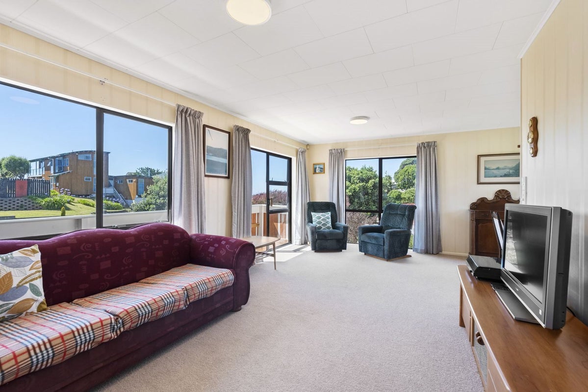 37 Hicks Crescent, Waikanae Beach, Waikanae - Carousel 2