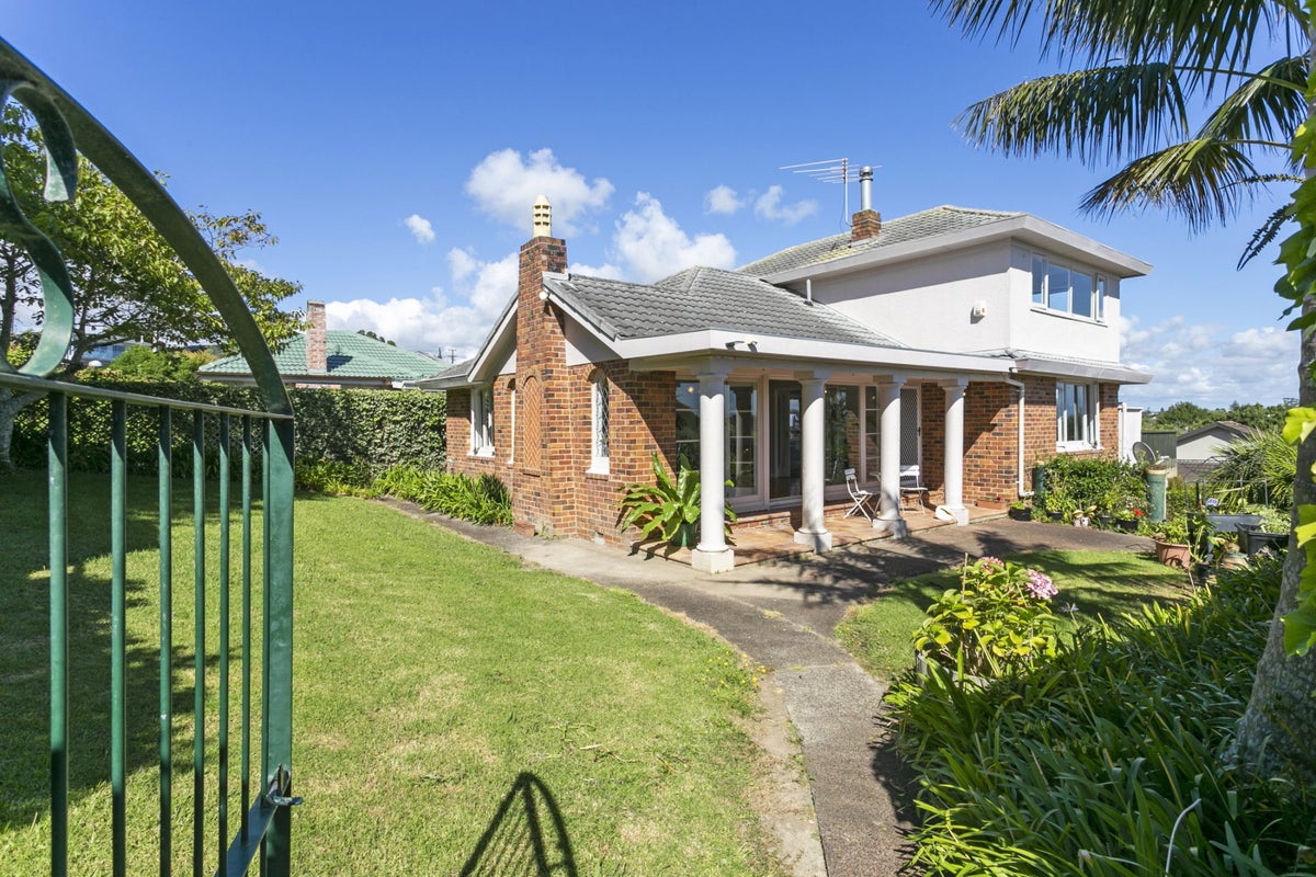 1/10 View Road, Shelly Park, Auckland - Carousel 1