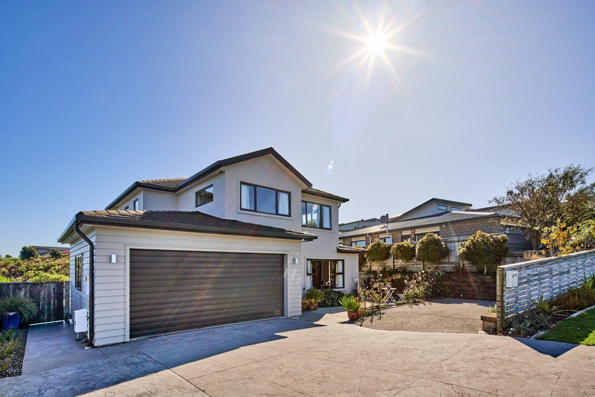 10 Tasman Close, Aotea, Porirua - Carousel 1