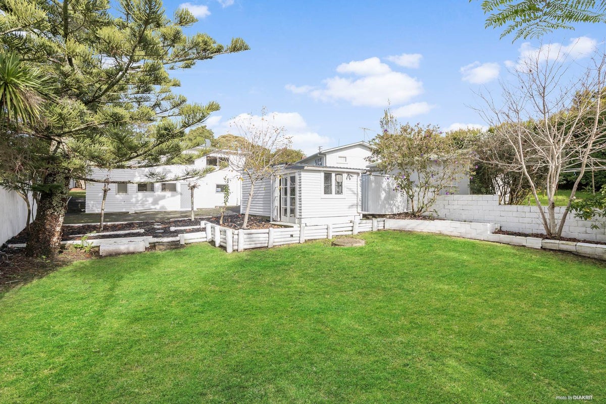 21 Golf Road, New Lynn, Auckland - Carousel 1