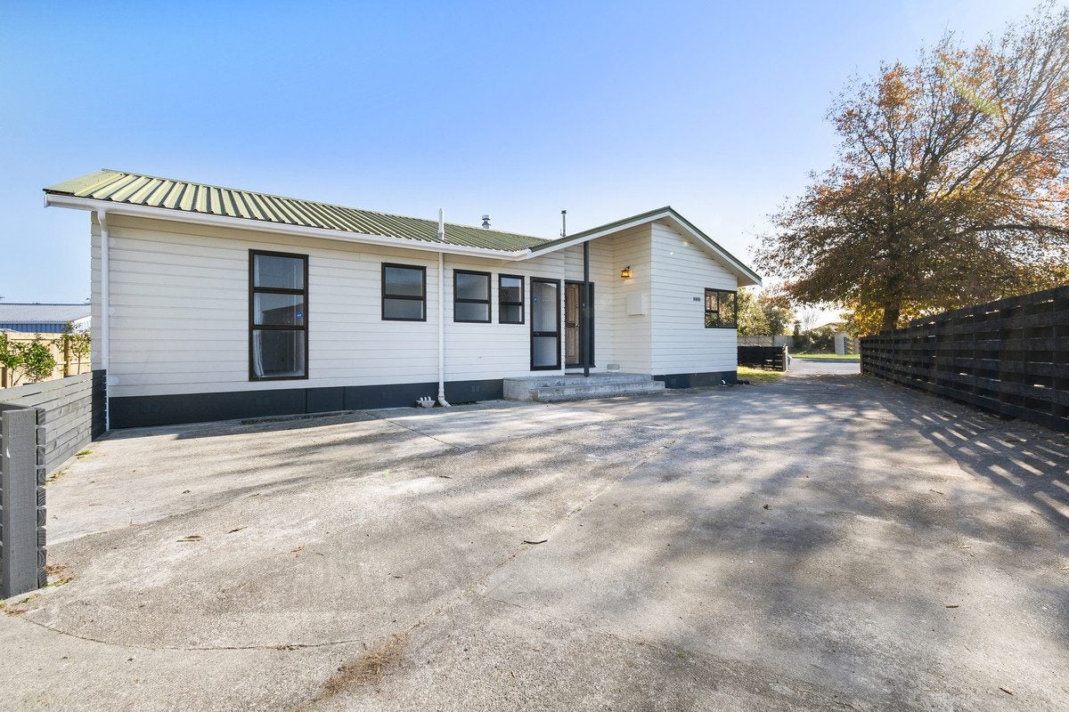 18 Suzanne Grove, Kelvin Grove, Palmerston North - Carousel 1