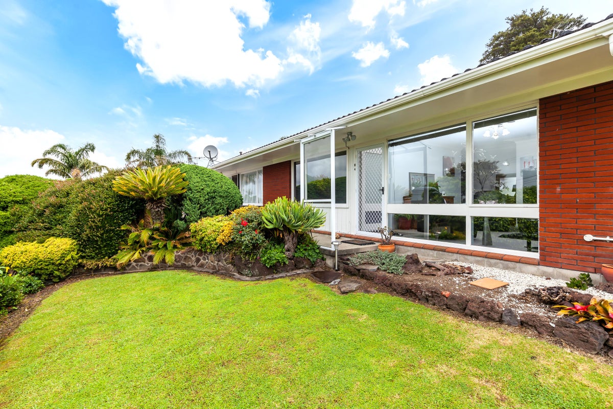 4/1 De Val Drive, Titirangi, Auckland - Carousel 2