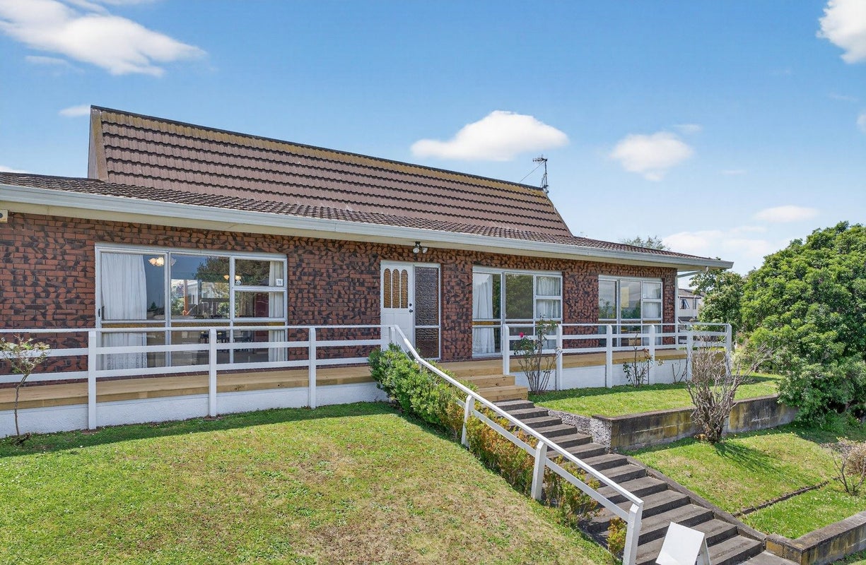 1 Colonial Place, Kelvin Grove, Palmerston North - Carousel 1