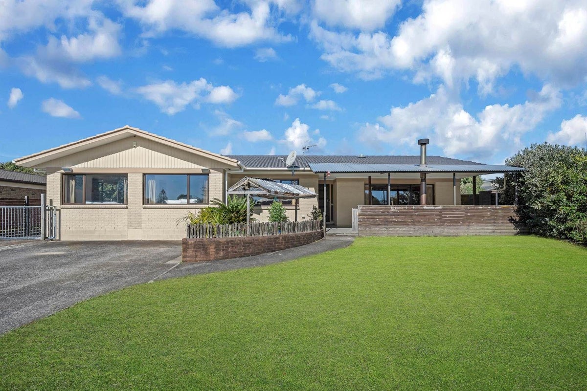 8 Papatahi Place, Henderson, Auckland - Carousel 1